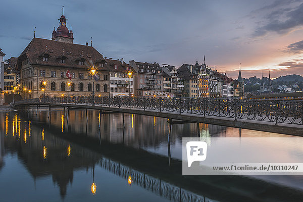 Schweiz  Luzern  Blick von der Rathausstegbrücke auf die Altstadt am Abend