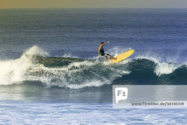 Indonesien  Bali  Mann beim Wellenreiten