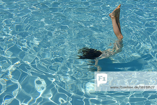 Mädchen beim Handstand im Schwimmbad