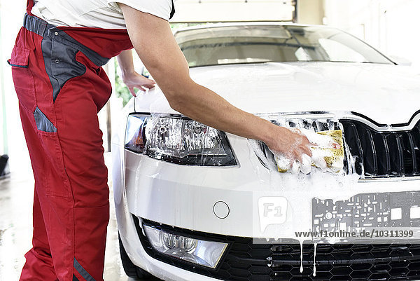 Autoreinigung  Mann Reinigung Auto mit Schwamm