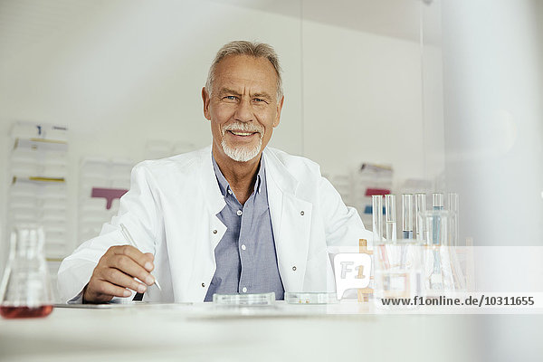 Porträt eines lächelnden Wissenschaftlers im Labor