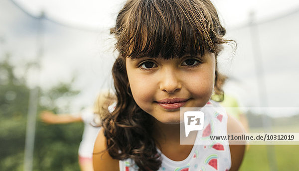 Portrait des brünetten Mädchens auf Trampolin