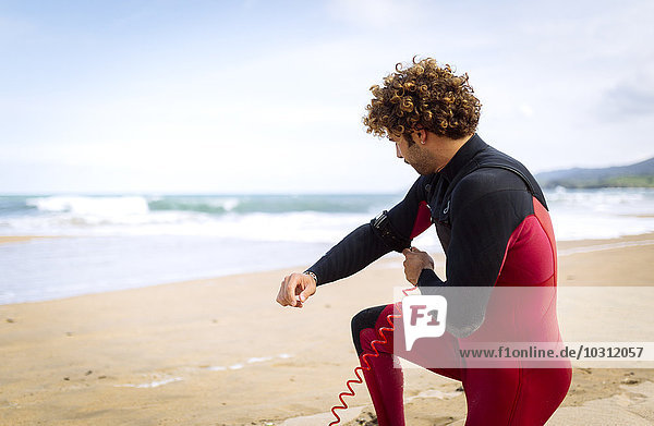Spanien  Asturien  Colunga  Surfer bei der Vorbereitung am Strand