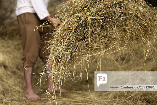 Landwirt bei der Arbeit im Stall