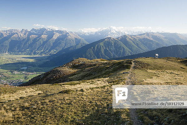 Italien Südtirol Watlesgebiet Blick auf die Ortler Alpen und Mals