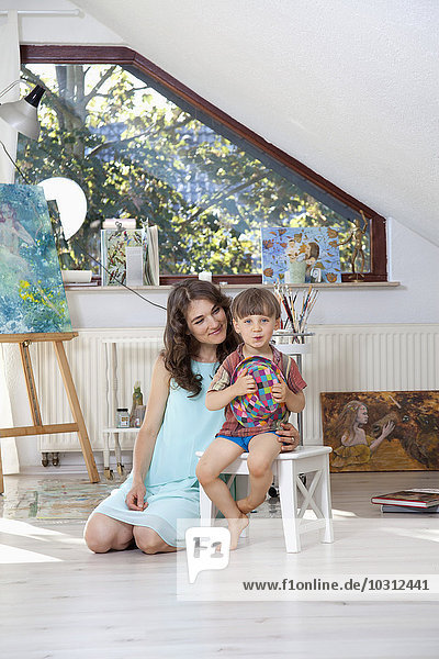 Porträt des Malers und kleinen Sohnes im Atelier