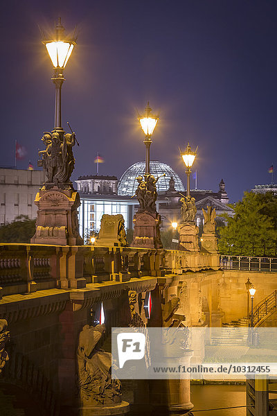 Deutschland  Berlin  historische Brücke und Reichstag bei Nacht
