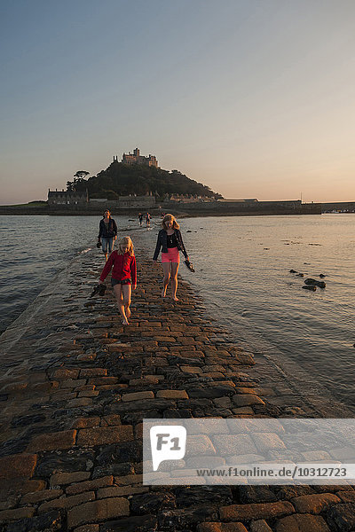 UK  England  Cornwall  Familie auf dem Damm der Gezeiteninsel St. Michael's Mount