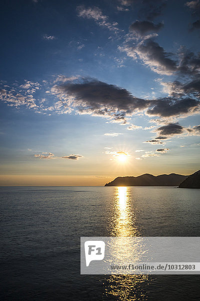 Italien  Ligurien  Cinque Terre  Bucht von Portofino bei Sonnenuntergang