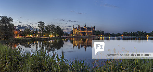 Deutschland  Mecklenburg-Vorpommern  Schwerin  Schloss Schwerin am Abend