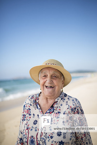 Spanien  Ferrol  Porträt der lachenden Seniorin am Strand