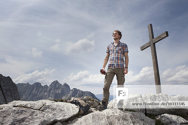 Deutschland  Bayern  Osterfelderkopf  Mann steht am Gipfelkreuz