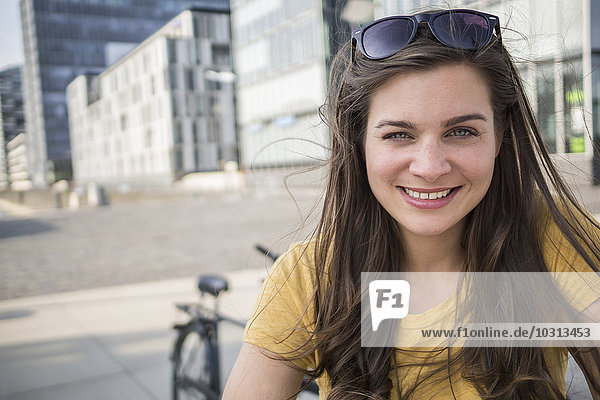 Deutschland  Köln  Porträt einer lächelnden jungen Frau