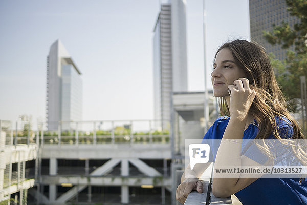 Deutschland  Frankfurt  Geschäftsfrau telefoniert mit Smartphone