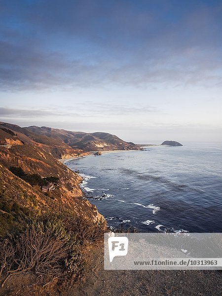 USA  Kalifornien  Pazifikküste  National Scenic Byway  Big Sur  Küste bei Sonnenuntergang