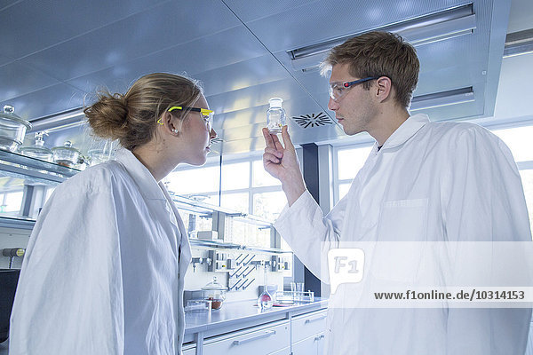 Junge Chemiker  die in einem chemischen Labor arbeiten