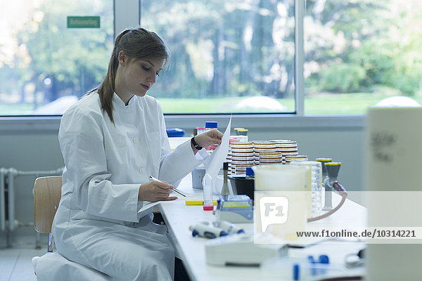 Junge Naturwissenschaftlerin im Labor für Mikrobiologie