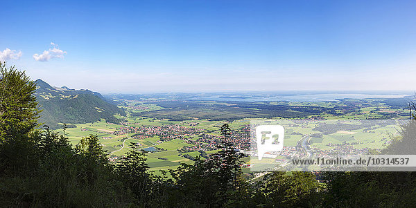 Deutschland  Chiemgau  Blick auf Grassau und Chiemsee