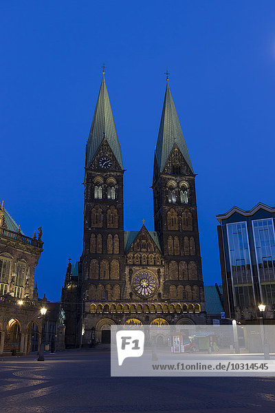 Deutschland  Bremen  Blick auf den Bremer Dom bei Nacht