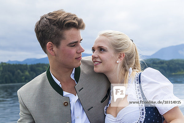 Deutschland  Bayern  Portrait eines jungen Paares in traditioneller Kleidung