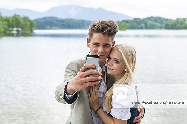 Deutschland  Bayern  junges Paar  das sich vor dem Staffelsee selbstständig macht