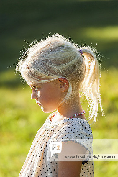 Profil des blonden kleinen Mädchens