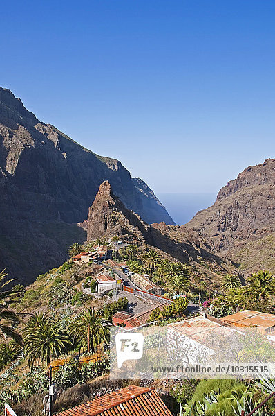 Spanien  Kanarische Inseln  Teneriffa  Teno-Gebirge  Masca-Schlucht  Blick auf das Bergdorf Masca