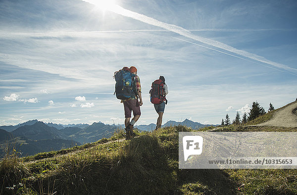 Österreich,  Tirol,  Tannheimer Tal,  junges Paar Wandern auf dem Bergweg