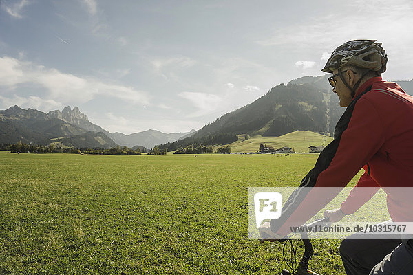 Österreich  Tirol  Tannheimer Tal  Mann fährt Mountainbike