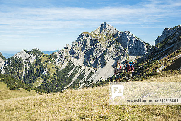 Österreich  Tirol  Tannheimer Tal  junge Wanderer auf der Landkarte