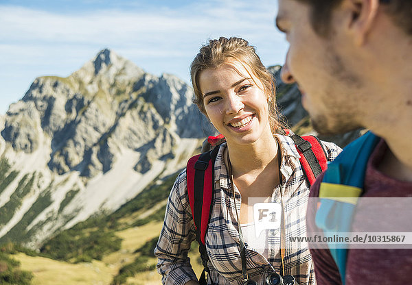 Österreich  Tirol  Tannheimer Tal  lächelndes junges Paar beim Wandern