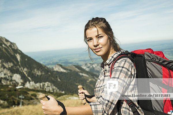 Österreich  Tirol  Tannheimer Tal  lächelnde junge Frau auf Wanderung
