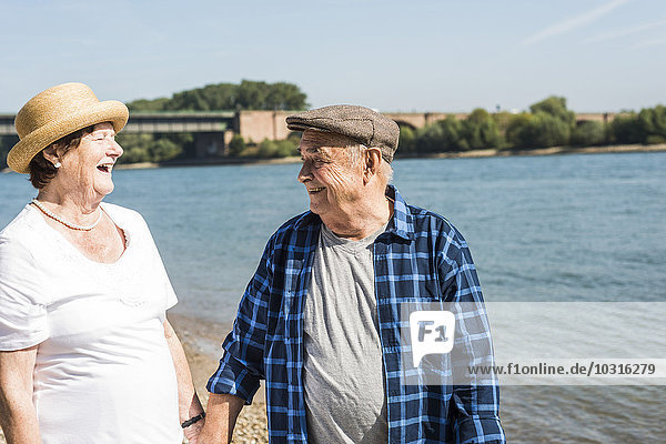 Deutschland  Ludwigshafen  Seniorenpaar zum Entspannen am Flussufer