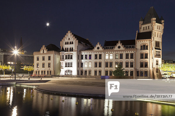 Deutschland  Nordrhein-Westfalen  Dortmund-Hörde  Phoenix See  Schloss Hoerde bei Nacht