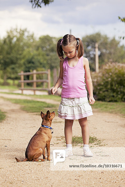 Kleines Mädchen mit ihrem Hund