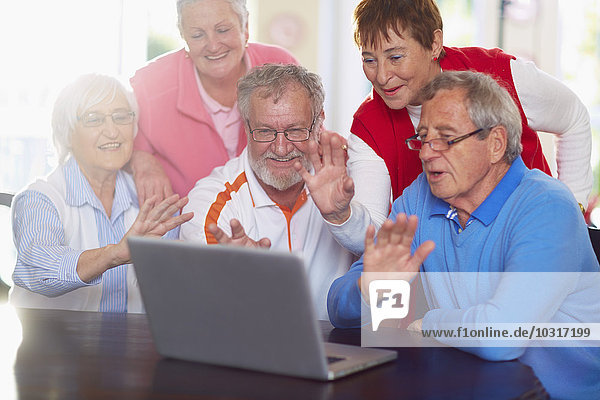 Seniorenfreunde bei einer Videokonferenz am Laptop