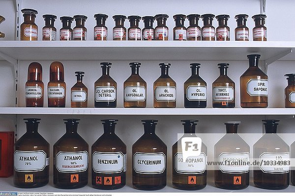 Apotheke  Labor  hier werden Salben  Medizin nach dem Rezept der Ärzte