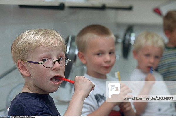 Zahnarztpraxis  Kinder lernen das richtige Polieren der Zähne