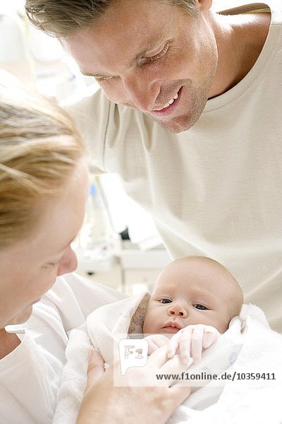 Eltern und neugeborenes Baby
