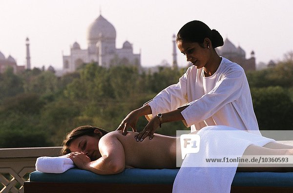 IND  Indien  Agra: Oberoi Hotel von 'Amarvillas' am Taj Mahal. Wohlbefinden  Massage mit Blick auf das Taj Mahal. | IND'