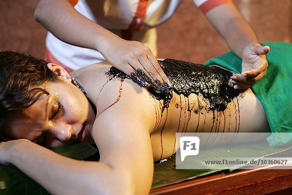 LKA  Sri Lanka : Siddhalepa Ayurveda Resort  Ayurveda-Massage  mit Kräuterschlamm. Bei Verwendung des Fotos ausserhalb journalistischer Zwecke bitte Rücksprache mit dem Fotografen halten! Kein Modelrelease!