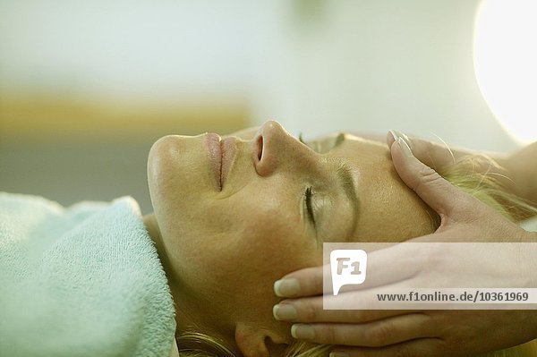 Weibliche Therapeutin beim Reiki