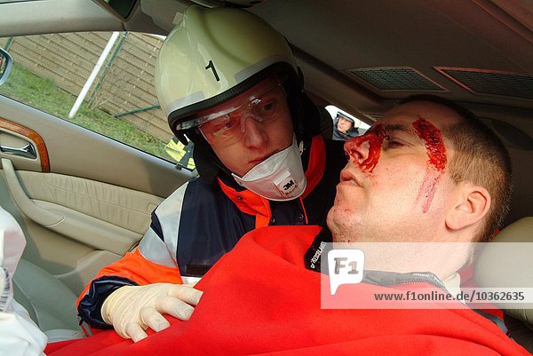 Notfallübung von Rettungssanitätern und Notärzten der Feuerwehr  Unfallstelle mit verletztem Autofahrer