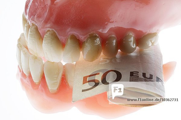 Zahnprothese  künstlicher Zahn. Symbolisches Foto  Kosten für Zahnersatz