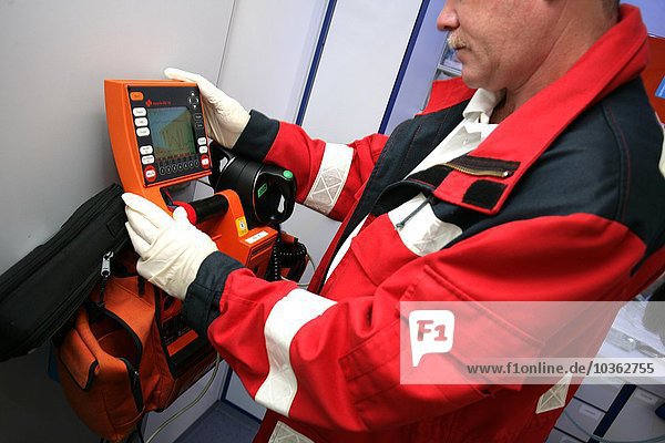 Rettung  Sanitäter in einem Rettungswagen  Wiederbelebungsversuch nach einem Herzstillstand. Trainingssituation