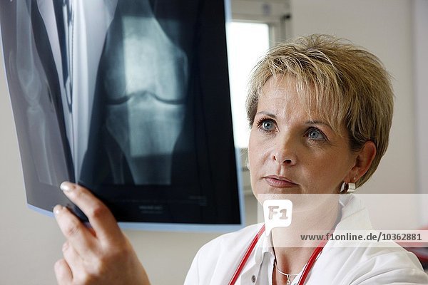 Ärztin in einem Krankenhaus bei der Betrachtung eines Röntgenbildes