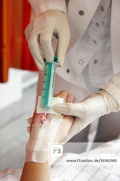 Krankenschwester bei der Entnahme einer Blutprobe von einem Patienten in einem Krankenhaus
