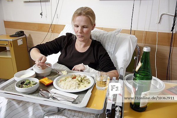 Patientin beim Mittagessen  in einem Krankenhaus