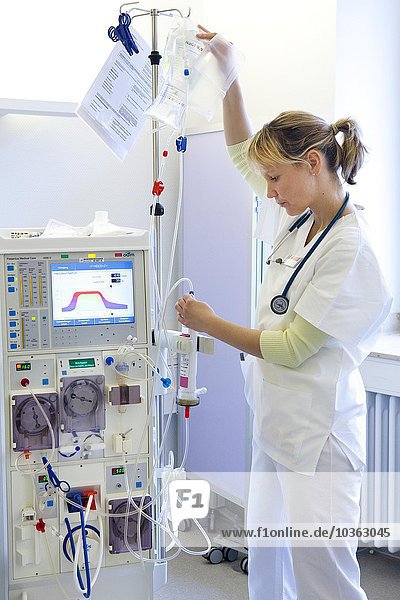 Die Krankenschwester steht auf der Dialysestation