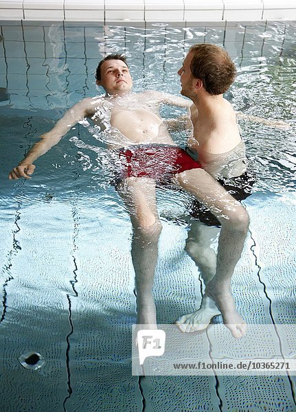 Der Patient macht Wassergymnastik